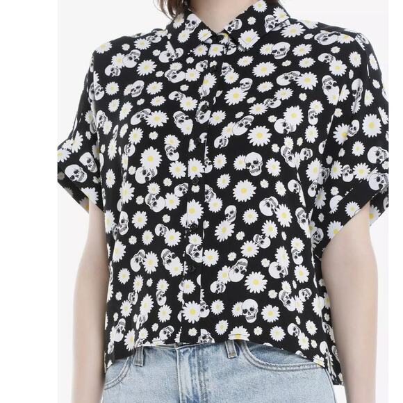 Skulls and Daisies Button Up Shirt Hot Topic Size Medium Jrs Oversized Fit - Picture 8 of 8